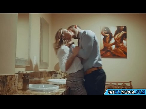 ❤️ Kana blonde ine busty inokukwezvera muchimbuzi cheveruzhinji ❤️❌  ❌❤